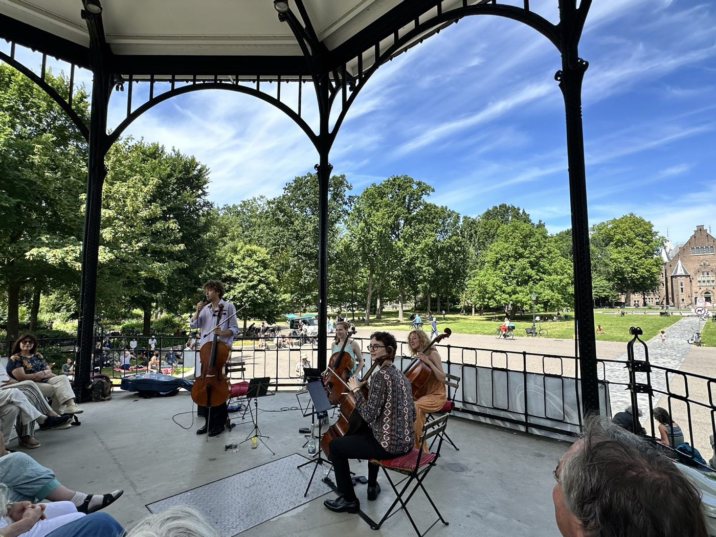 Vanuit de muziekkoepel klinkt de muziek door het hele park