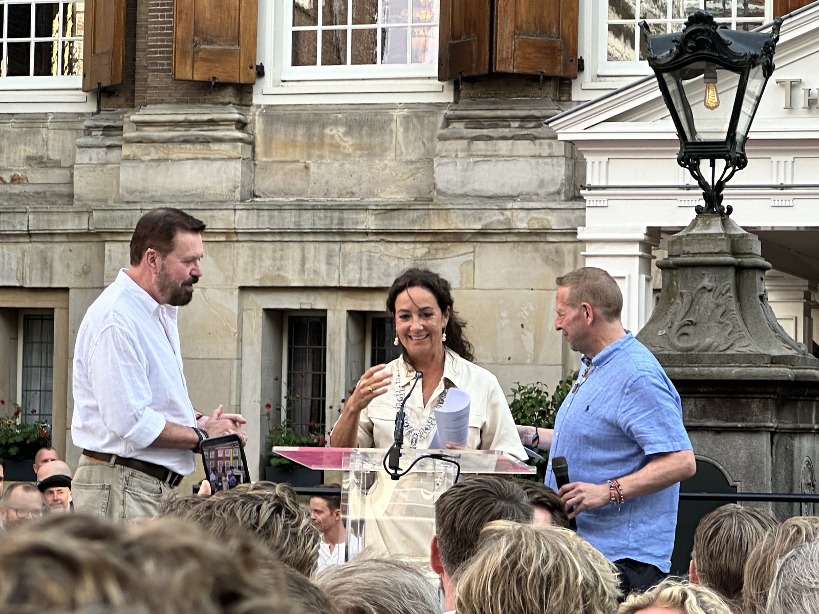 Wouter Neerings en burgemeester Femke Halsema samen op het podium tijdens de uitreiking