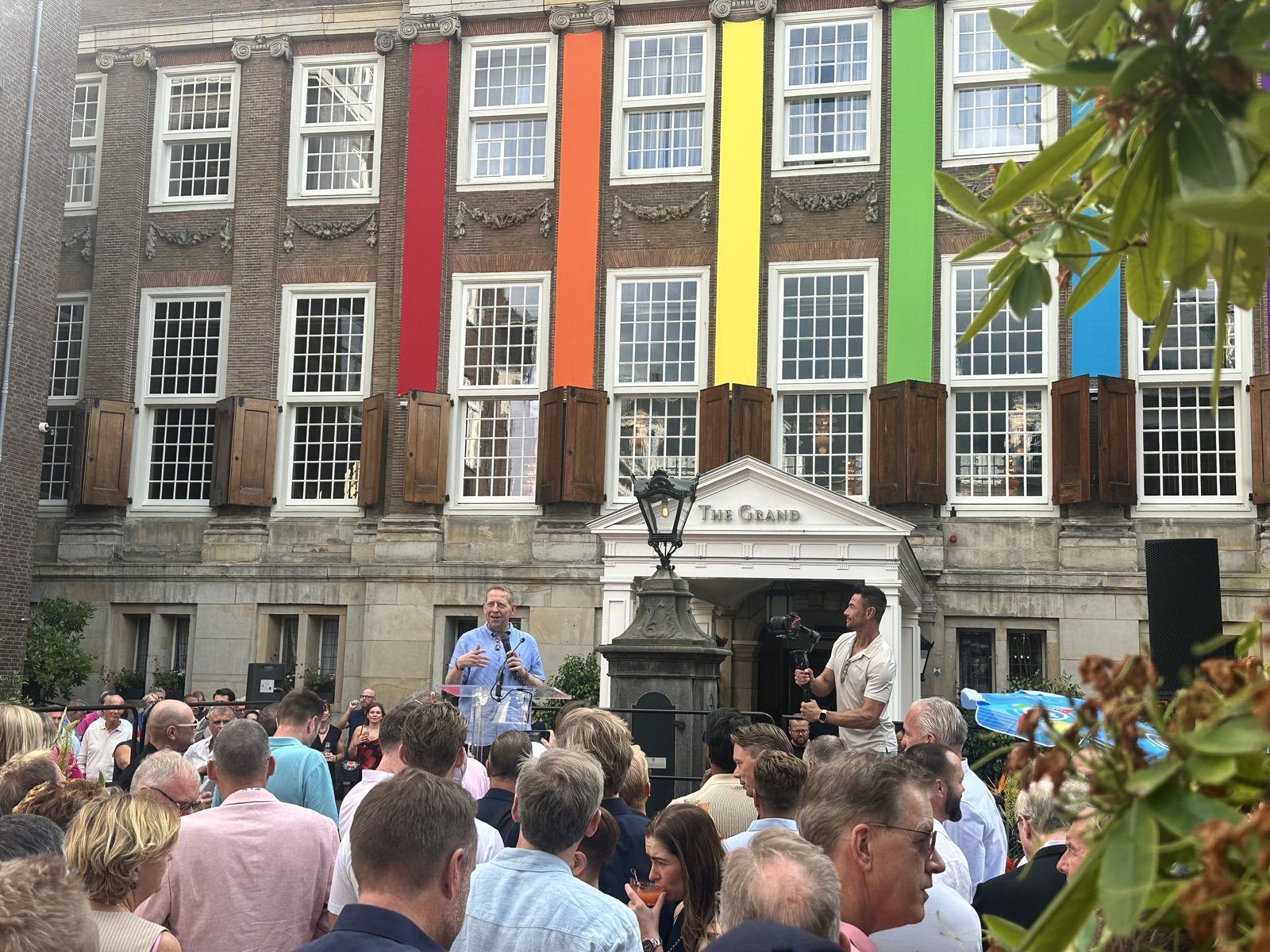 De gevel van Sofitel Legend The Grand Amsterdam getooid met regenboogkleuren tijdens de Pride Cocktail