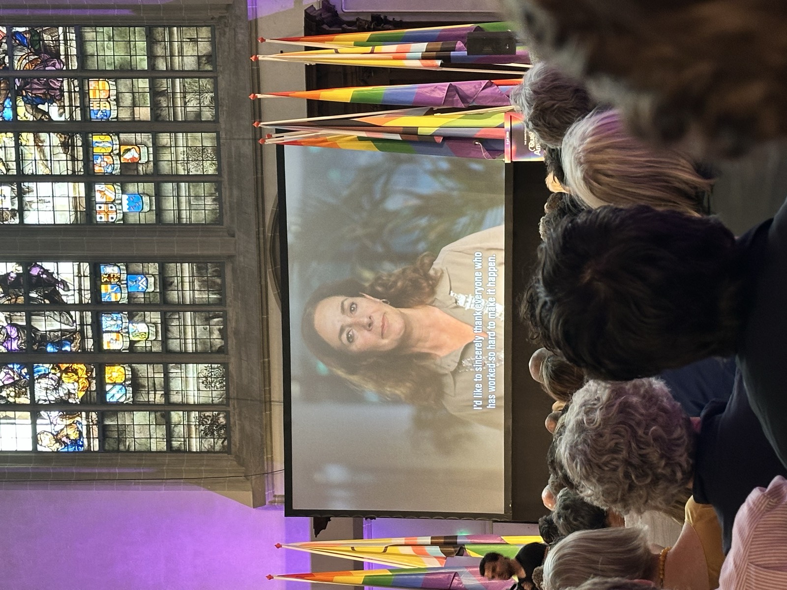 Burgemeester Femke Halsema spreekt de zaal toe via een videoboodschap
