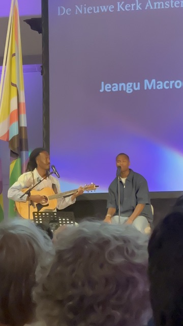 Toby de Leeuw en Jeangu Macrooy zingen samen het lied Mr Blue