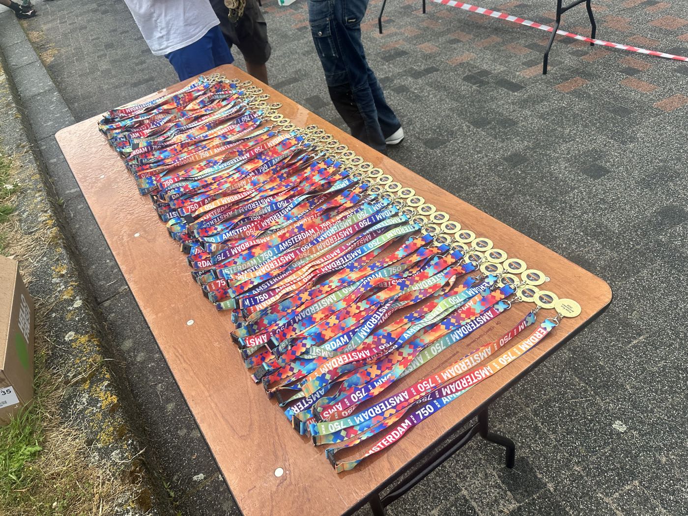 Doos vol medailles voor de Amsterdam Pride Run, klaar om opgehaald te worden