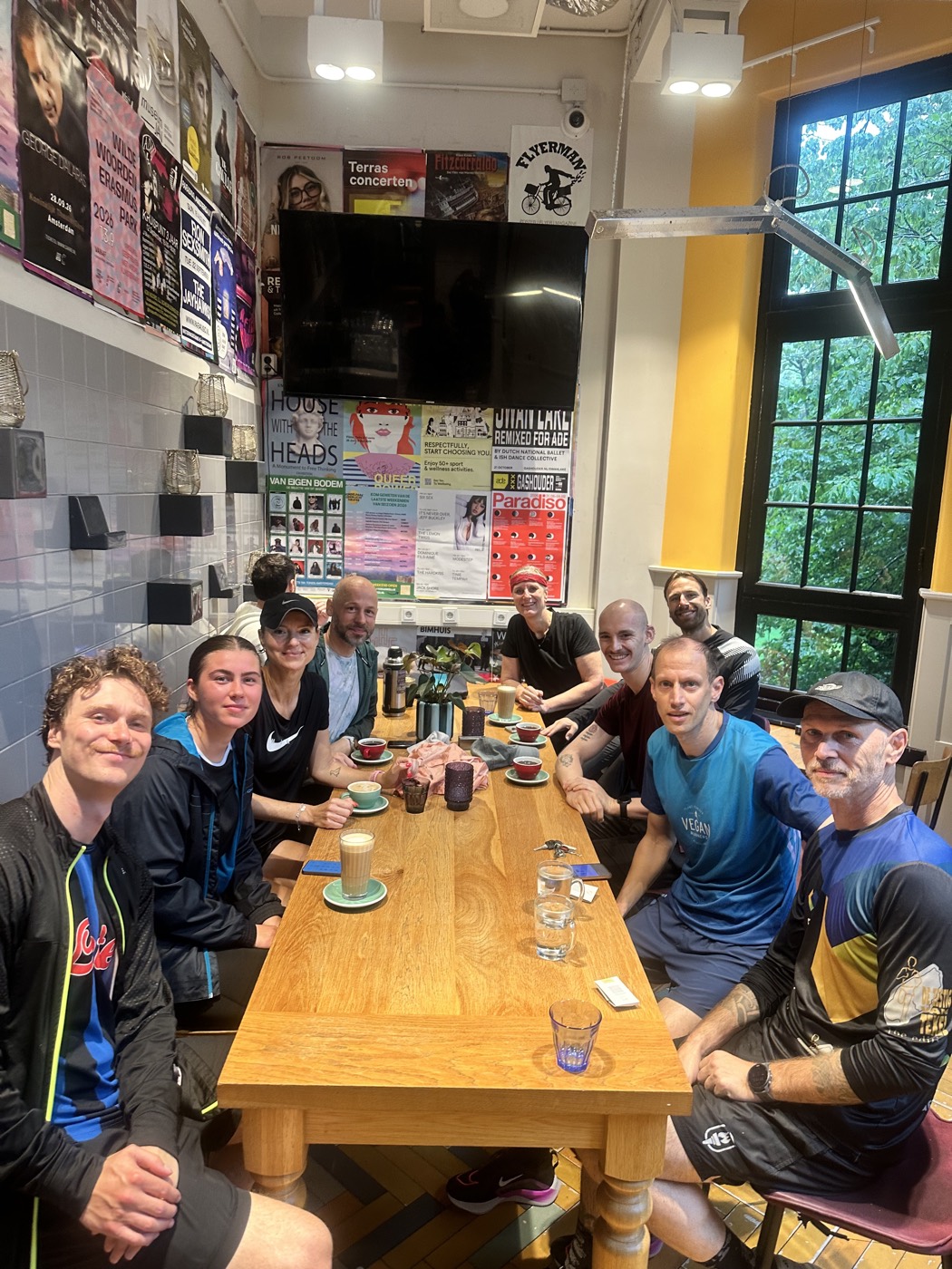 Na afloop schuiven de deelnemers aan voor koffie en thee