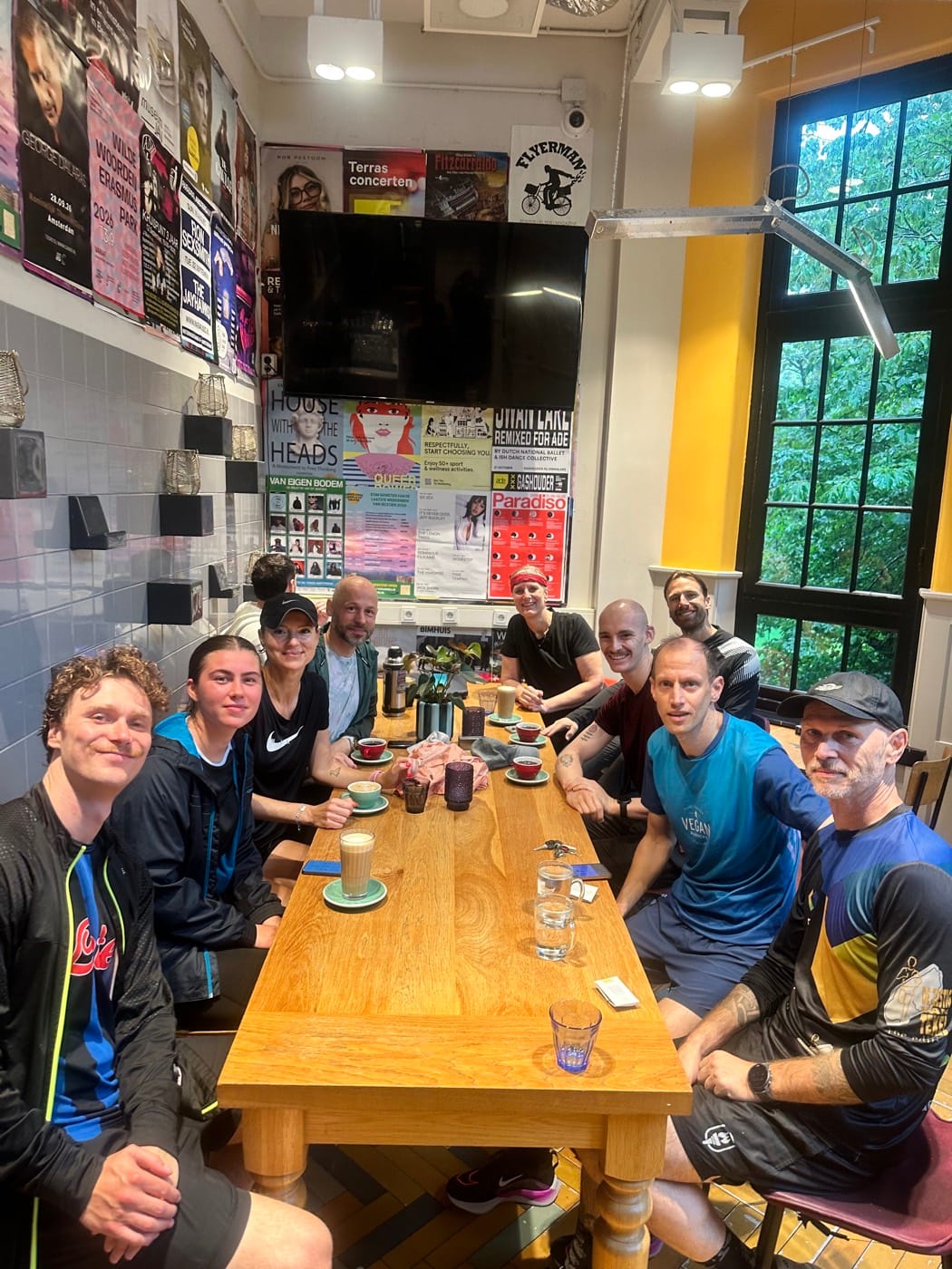 Na afloop schuiven de deelnemers aan voor koffie en thee