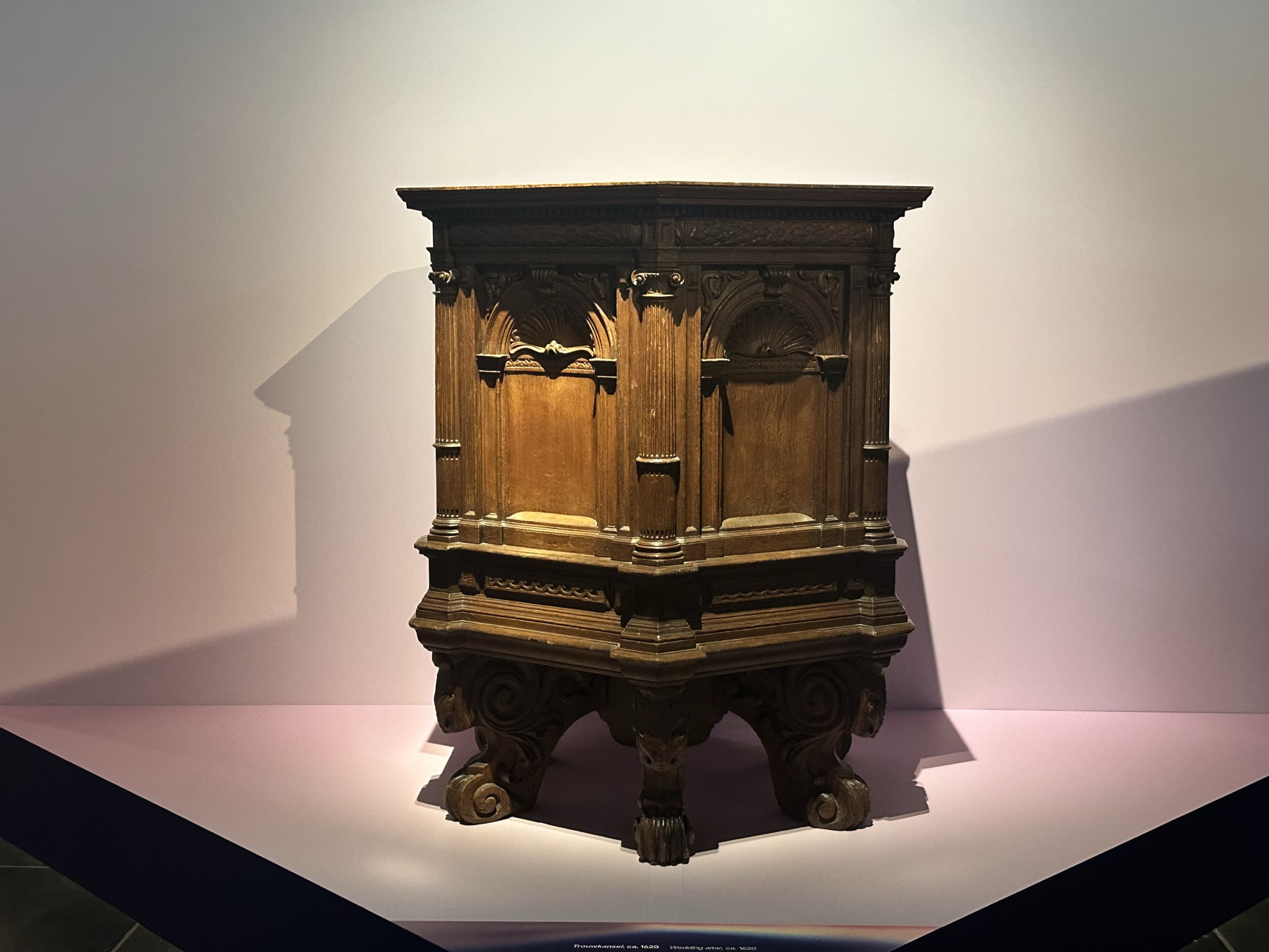 De historische trouwkansel waarmee de tentoonstelling opent