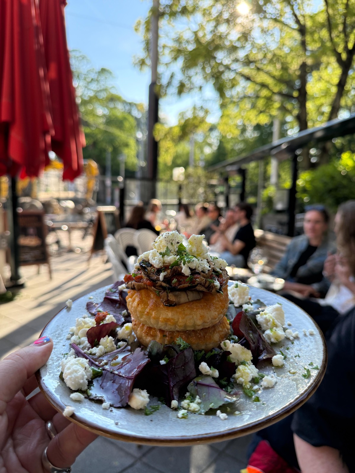 Een van de gerechten, geserveerd op het terras