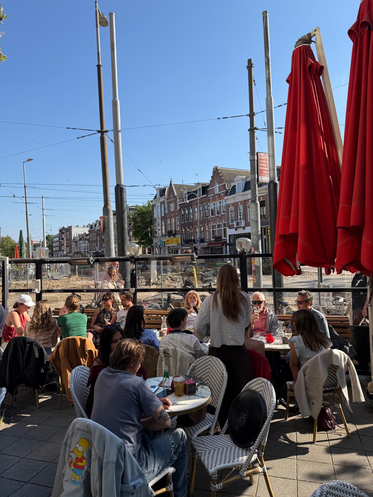 Het terras aan de Linnaeusstraat, met op de achtergrond de werkzaamheden rond het kruispunt