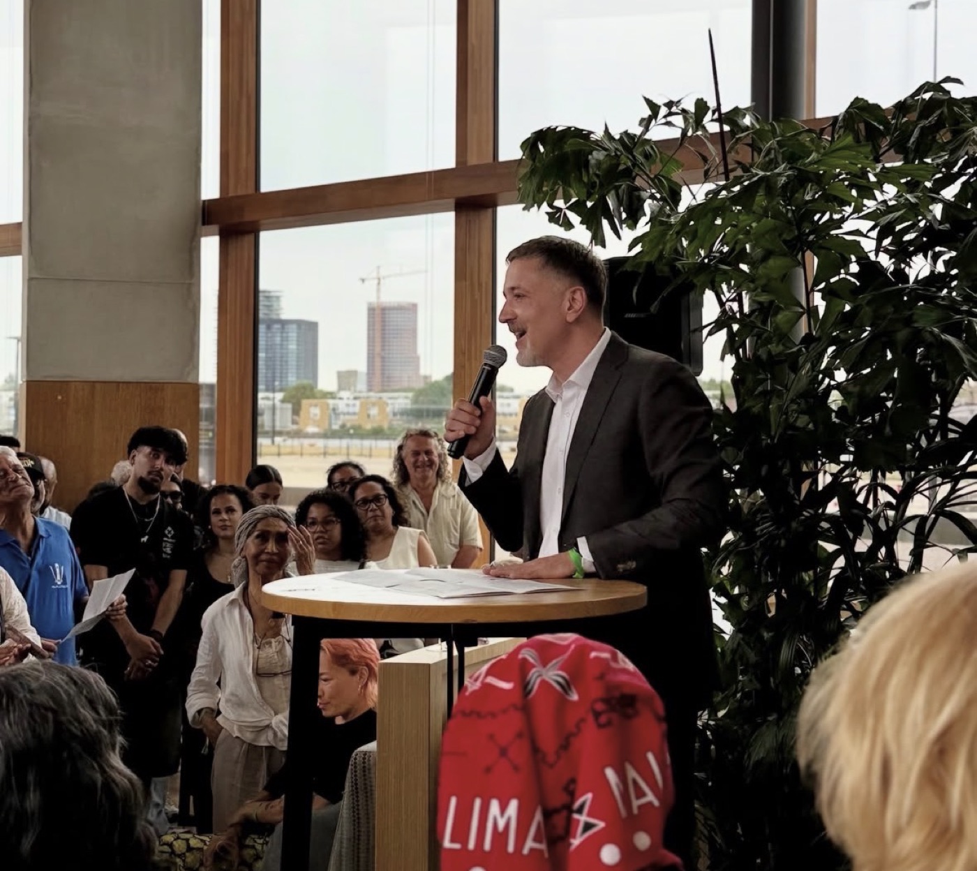 Stadsdeelvoorzitter Emre Ünver spreekt de aanwezigen toe bij de opening van Samangat!