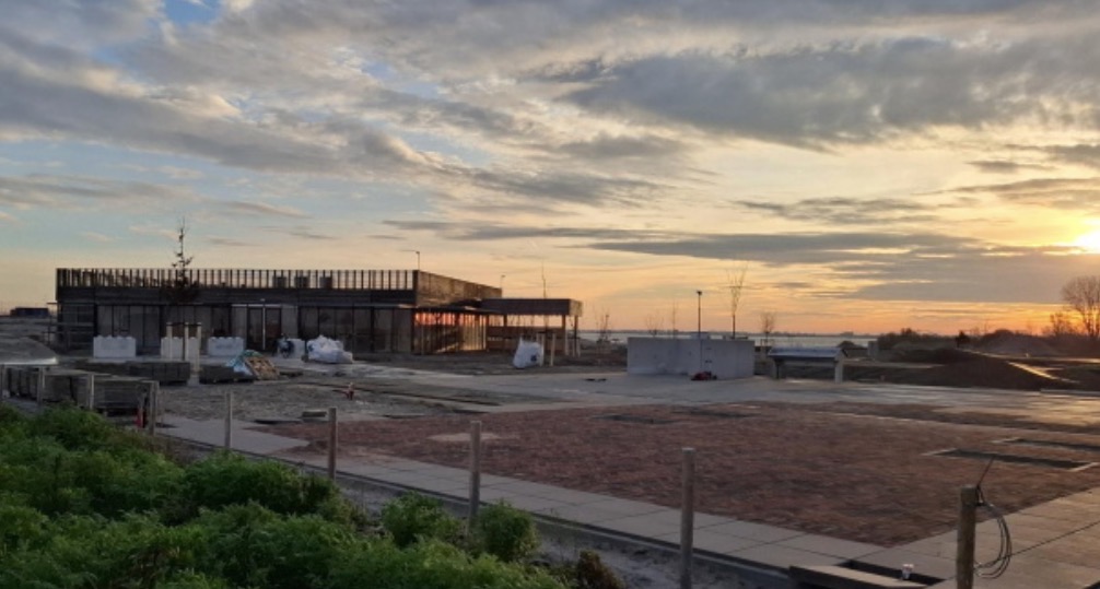 De nieuwe IJburg Schooltuin in aanbouw op Strandeiland, bij zonsondergang
