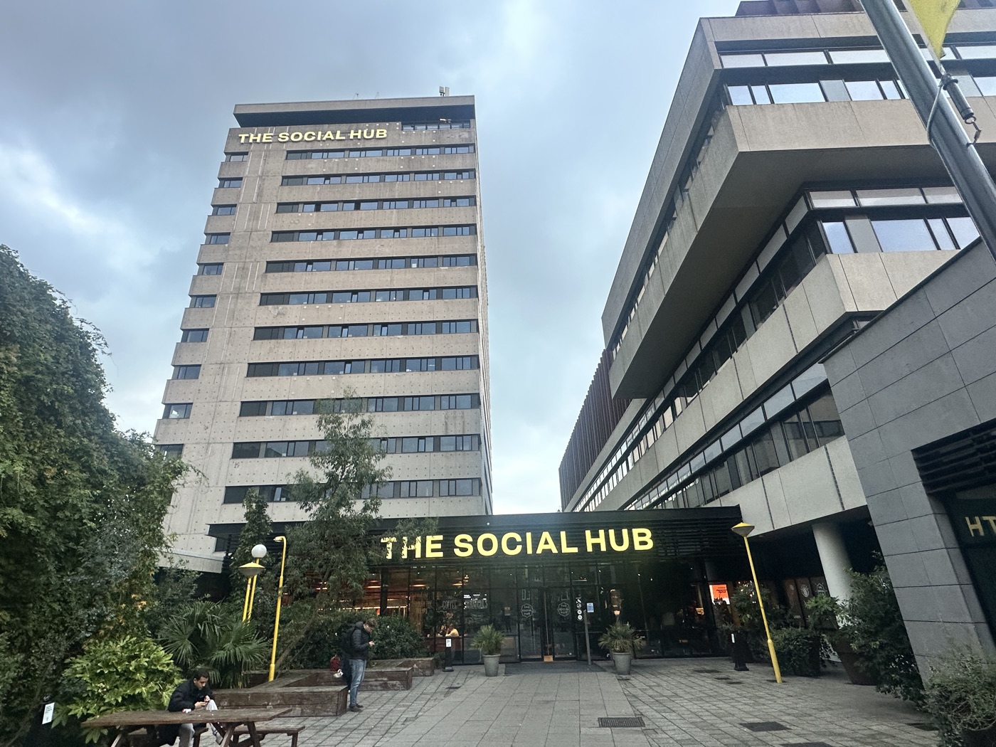Gevel van The Social Hub aan de Wibautstraat