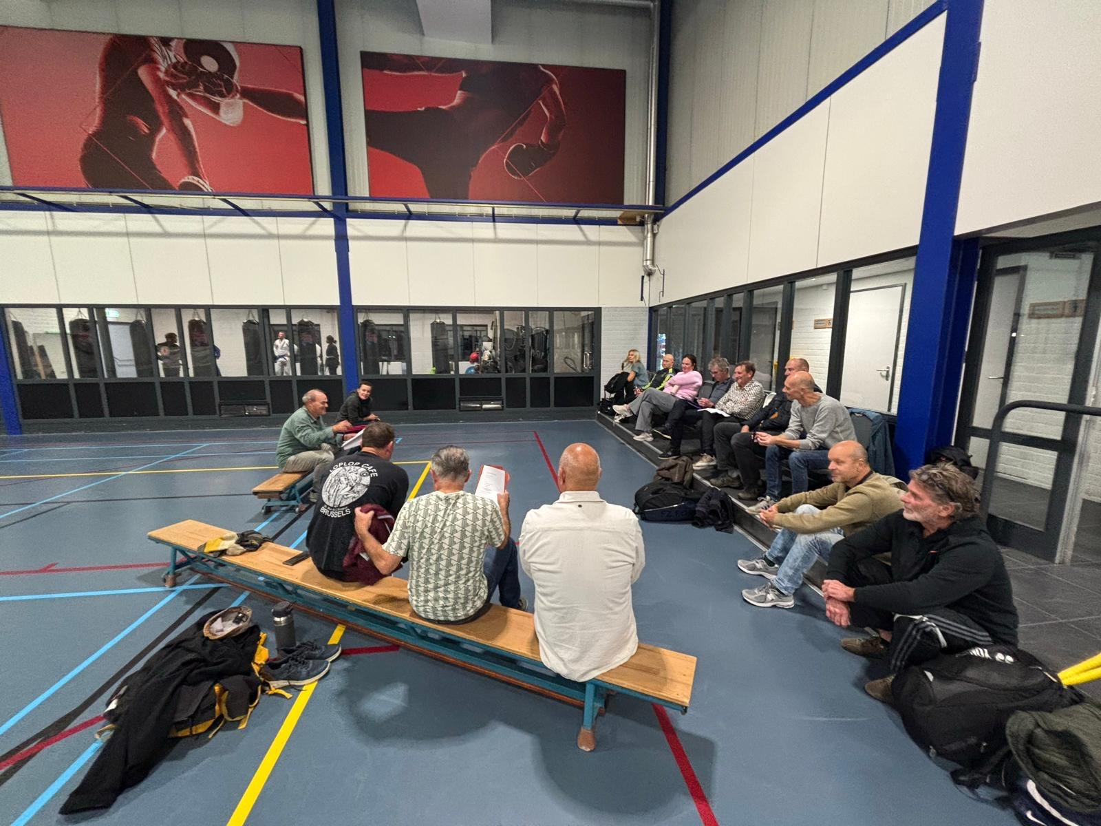 Overleg tussen leden van de sportverenigingen in de sporthal