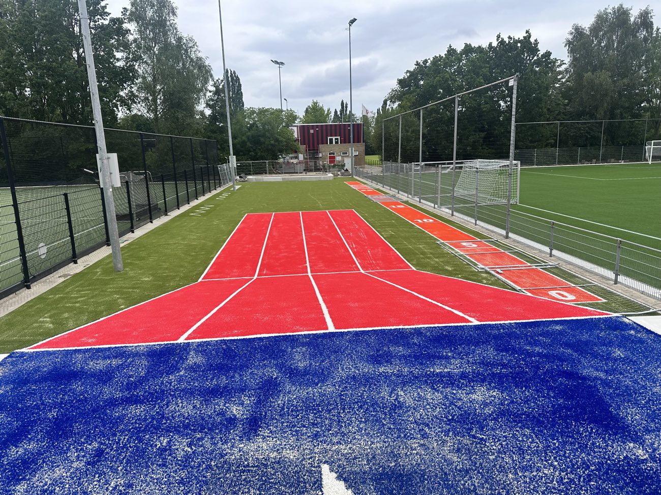 Een sprint- en behendigheidsbaan maakt onderdeel uit van de nieuwe sportzone