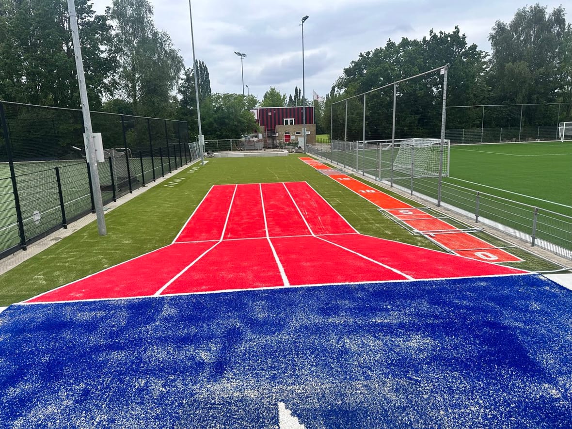 Een sprint- en behendigheidsbaan maakt onderdeel uit van de nieuwe sportzone