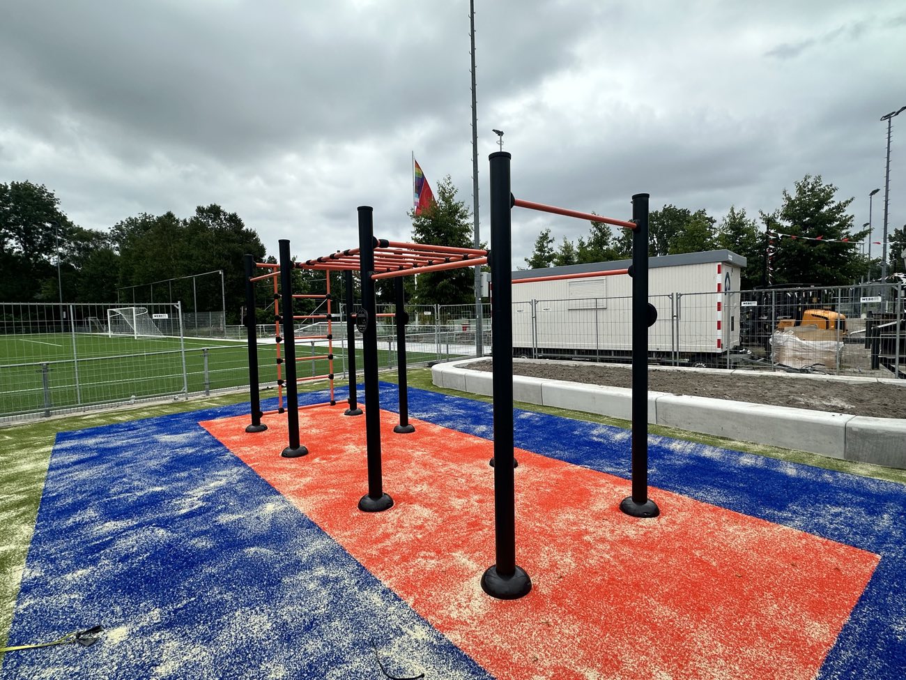Het nieuwe calisthenics-station op de sportzone, met rekstokken en klimonderdelen