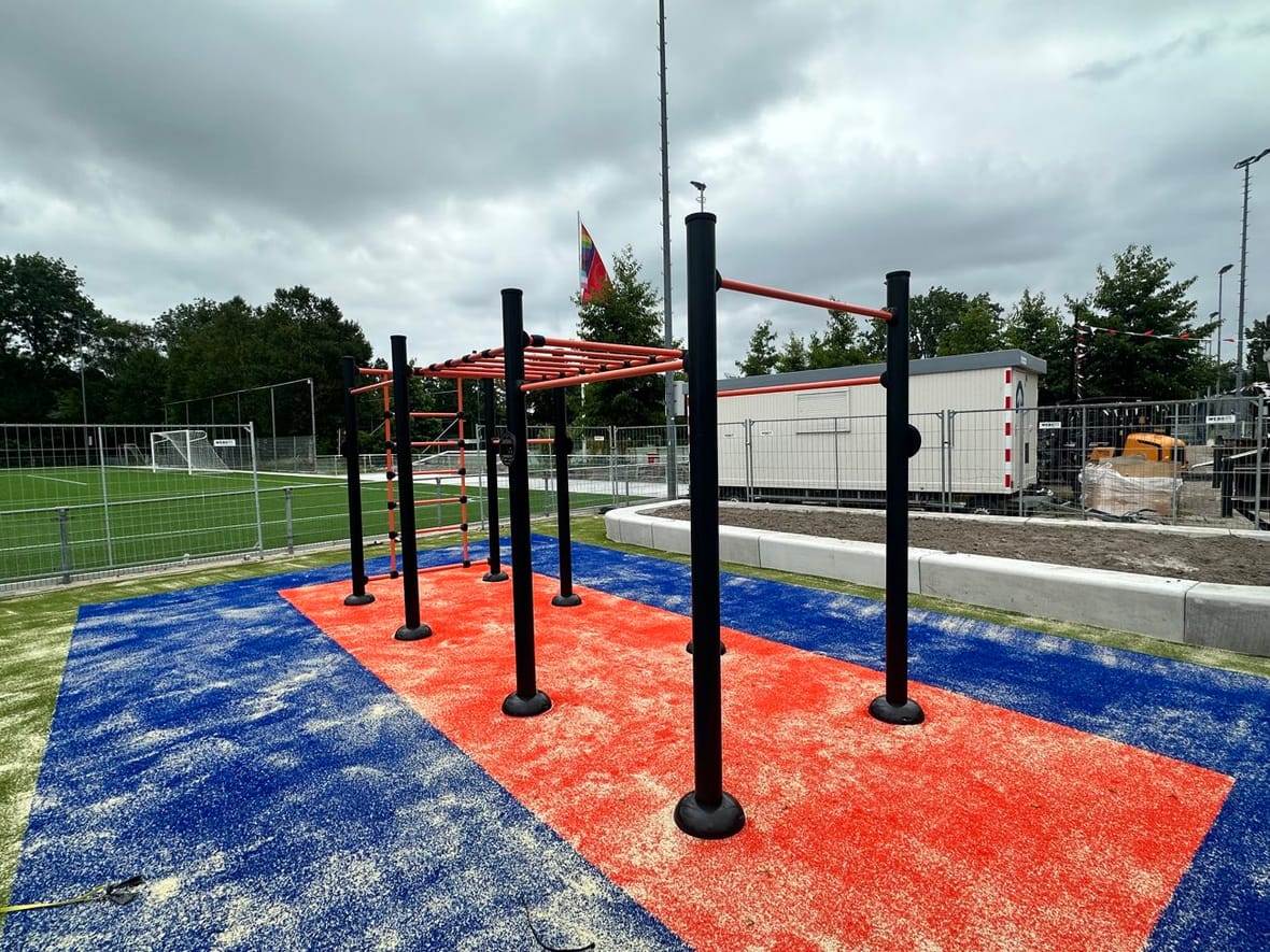 Het nieuwe calisthenics-station op de sportzone, met rekstokken en klimonderdelen