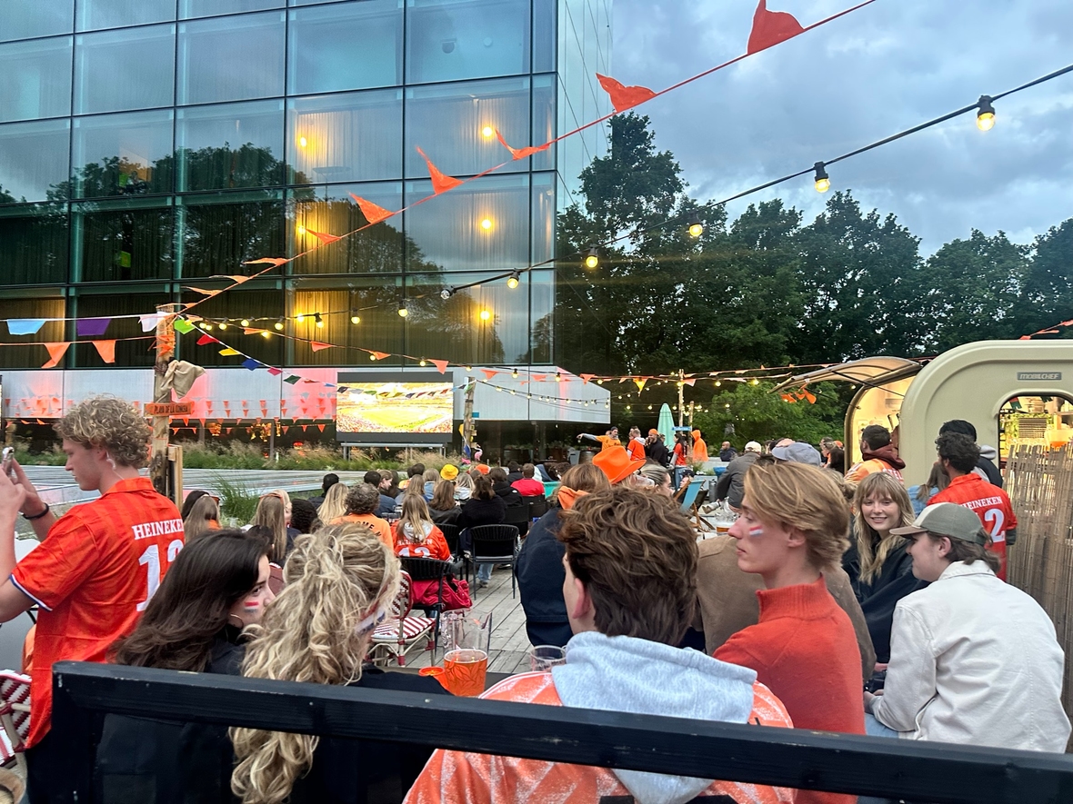 Het dakterras vult zich met Oranjefans voor de wedstrijd