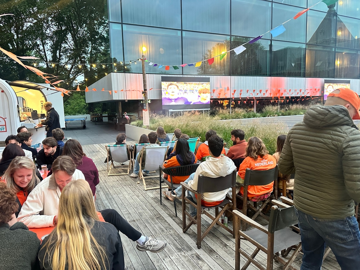 Kijken naar het grote scherm vanaf het stadsstrand