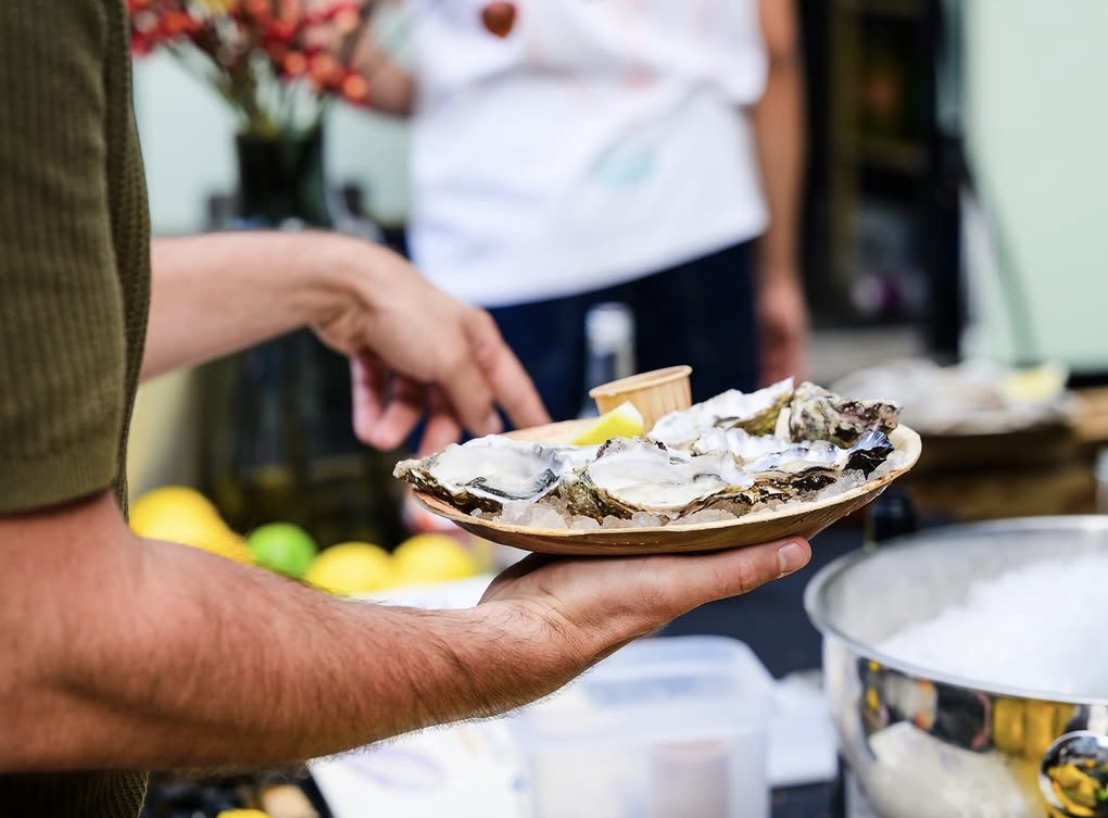 Bord met verse oesters op ijs, met een partje citroen