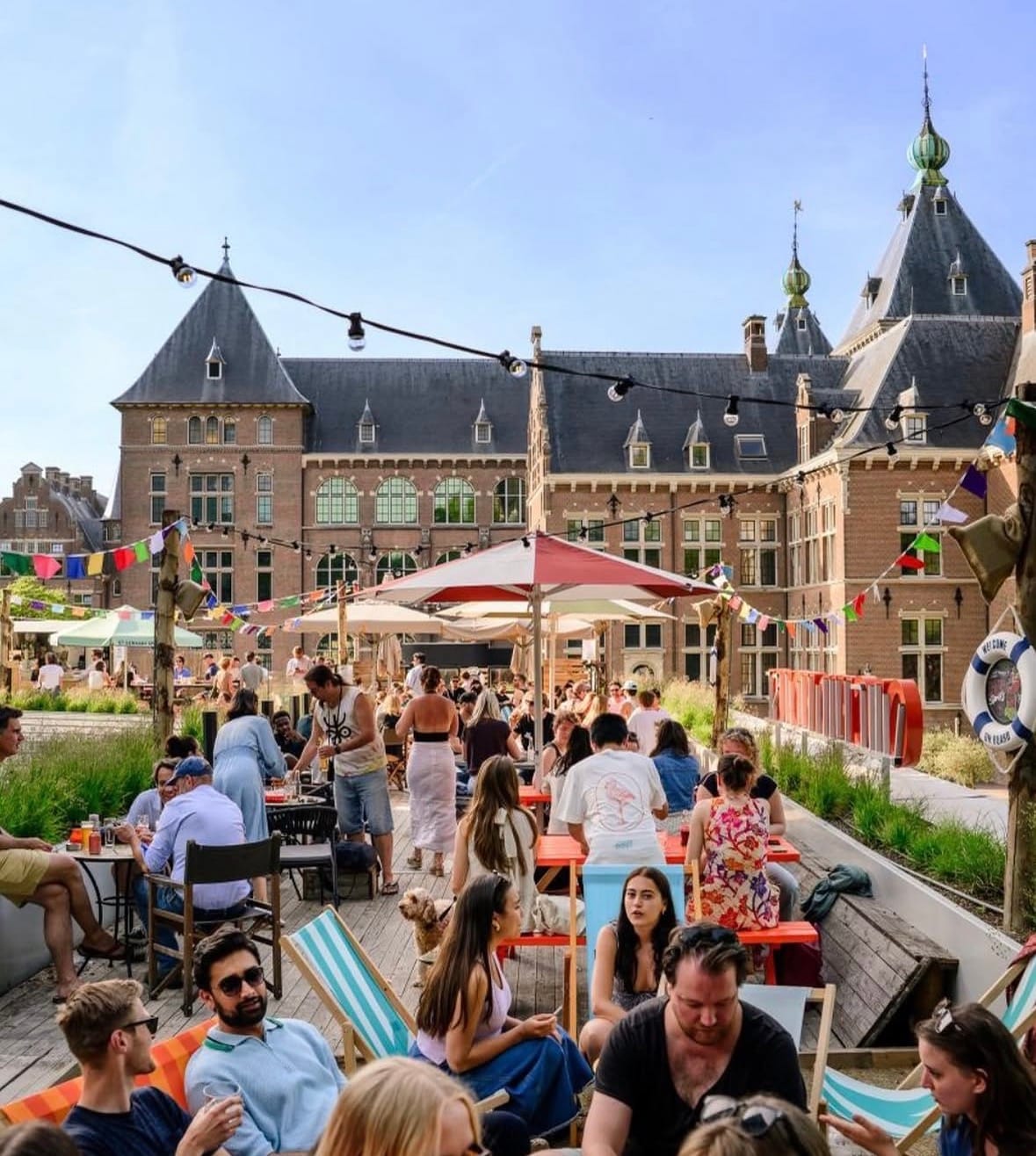 Het drukbezochte dakterras van Strand van Oost met het Tropenmuseum op de achtergrond