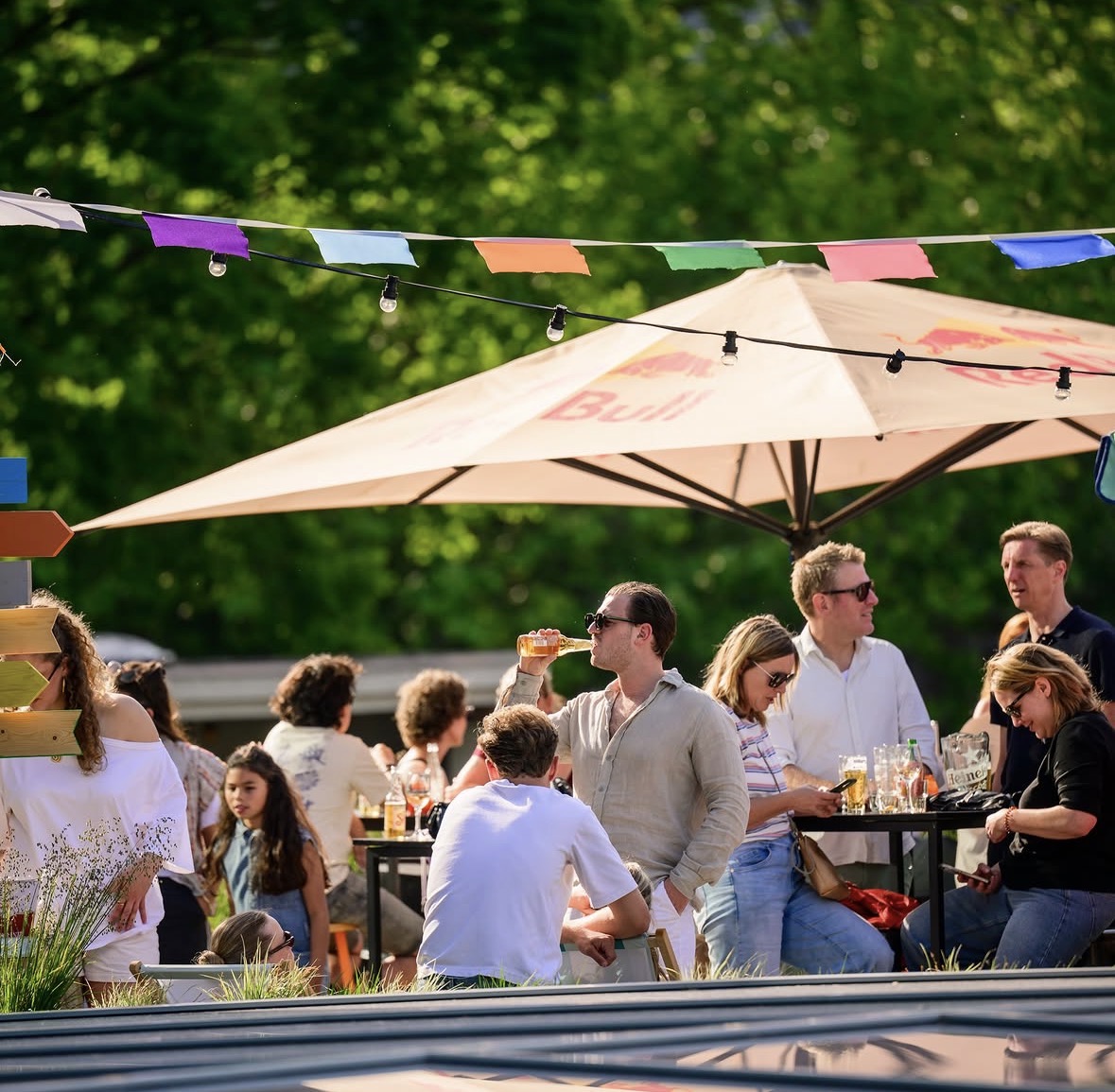 Zomerse middag op het terras van Strand van Oost