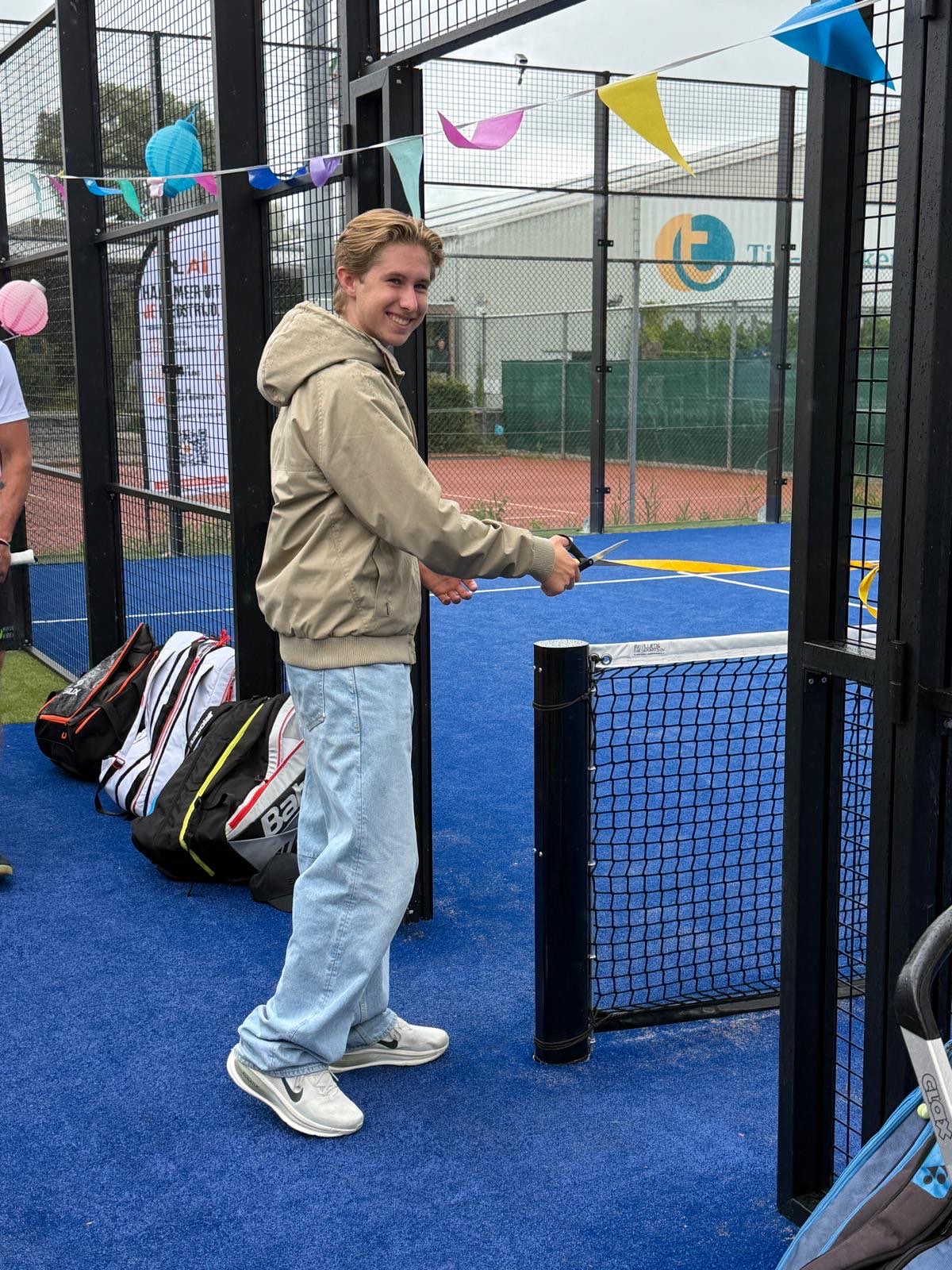 Bij een van de nieuwe padelbanen wordt het openingslint doorgeknipt