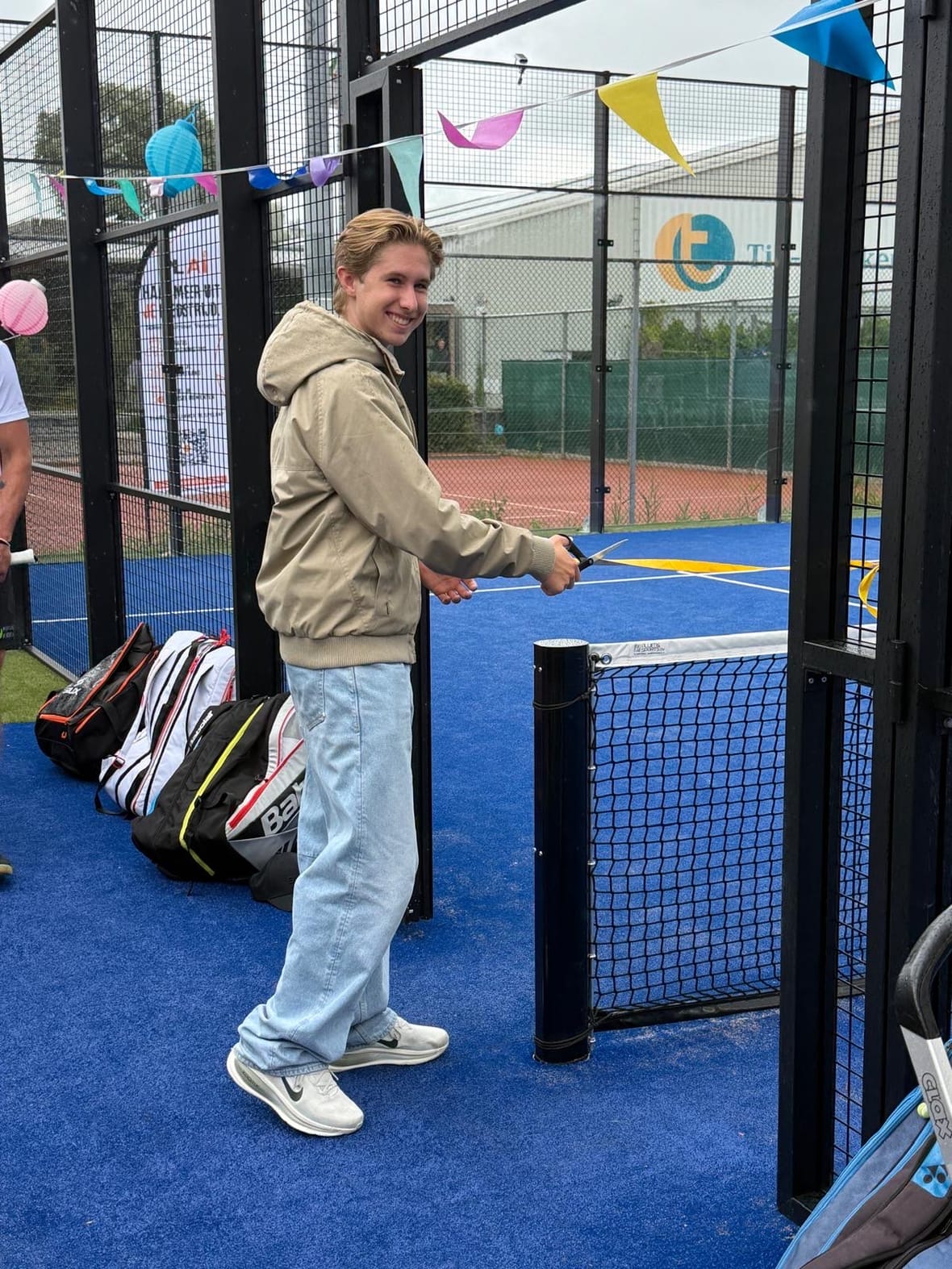 Bij een van de nieuwe padelbanen wordt het openingslint doorgeknipt