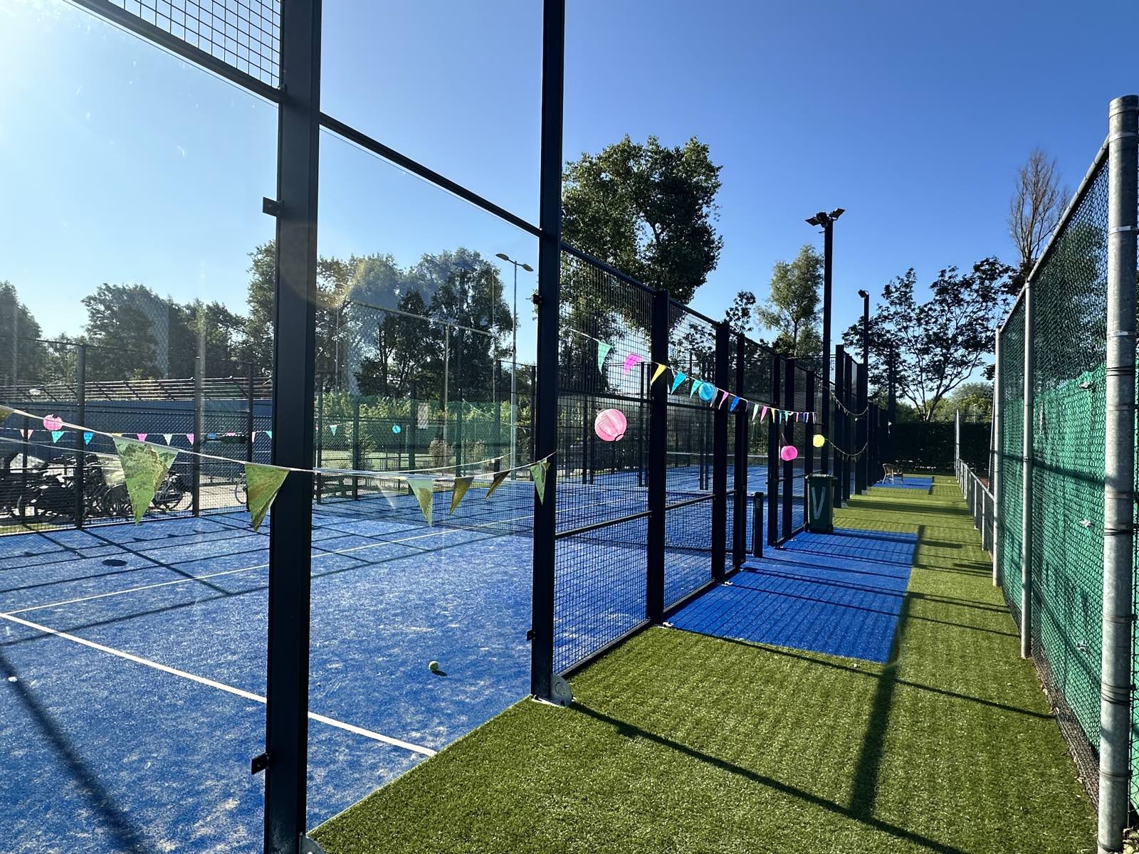 De versierde padelbanen van TV Tie-Breakers, met een baan in gebruik op de achtergrond