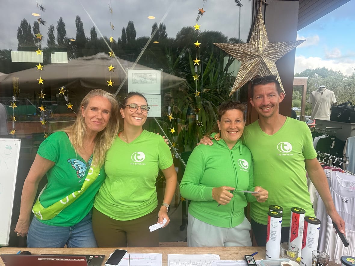 De toernooicommissie van Tie-Breakers achter de wedstrijdtafel tijdens het Open Toernooi