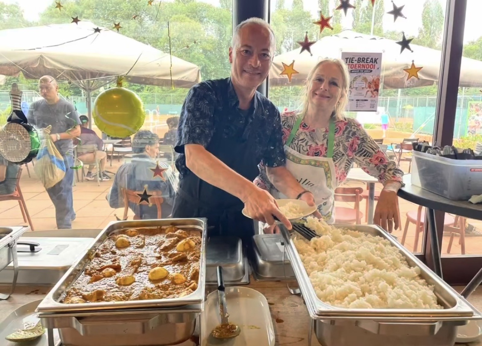 Vrijwilligers scheppen het weekmenu op tijdens het Open Toernooi van Tie-Breakers