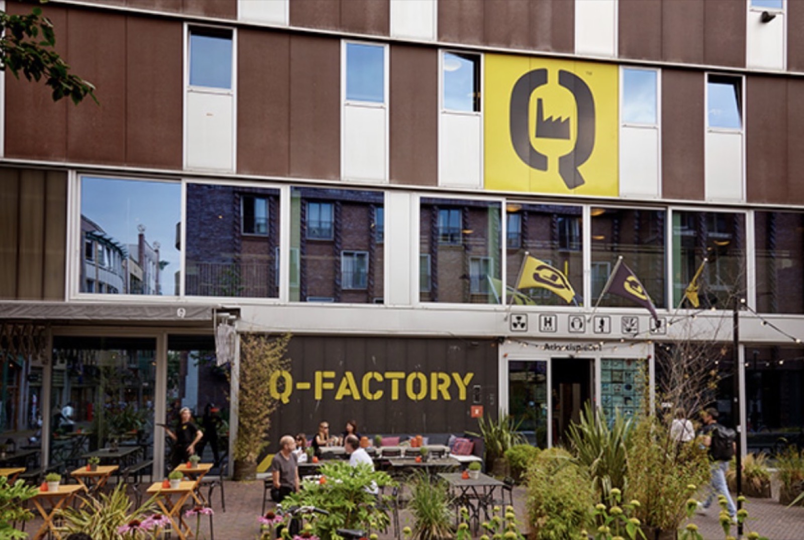 De entree van Q-Factory aan het Atlantisplein