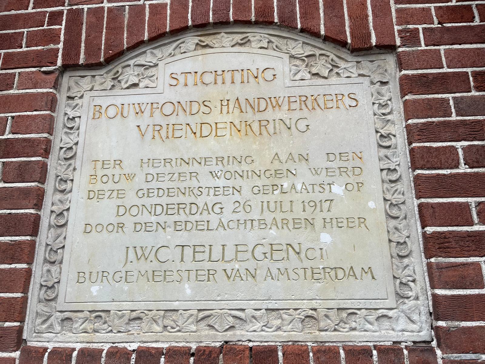 Gedenksteen uit 1917 van de Stichting Bouwfonds Handwerkers Vriendenkring aan een gevel in de Transvaalbuurt