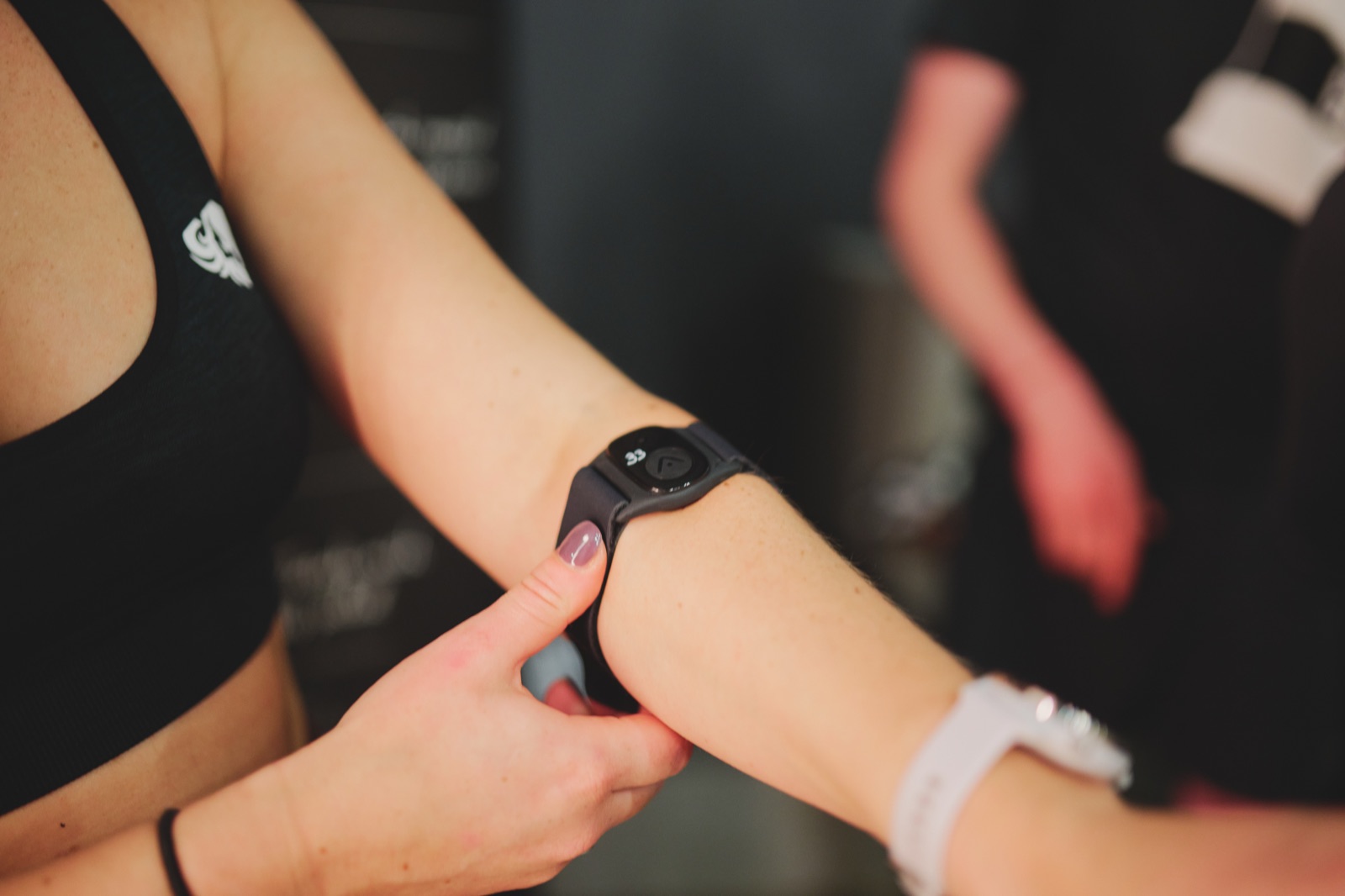 Een hartslagband wordt om de arm gedaan voor de training