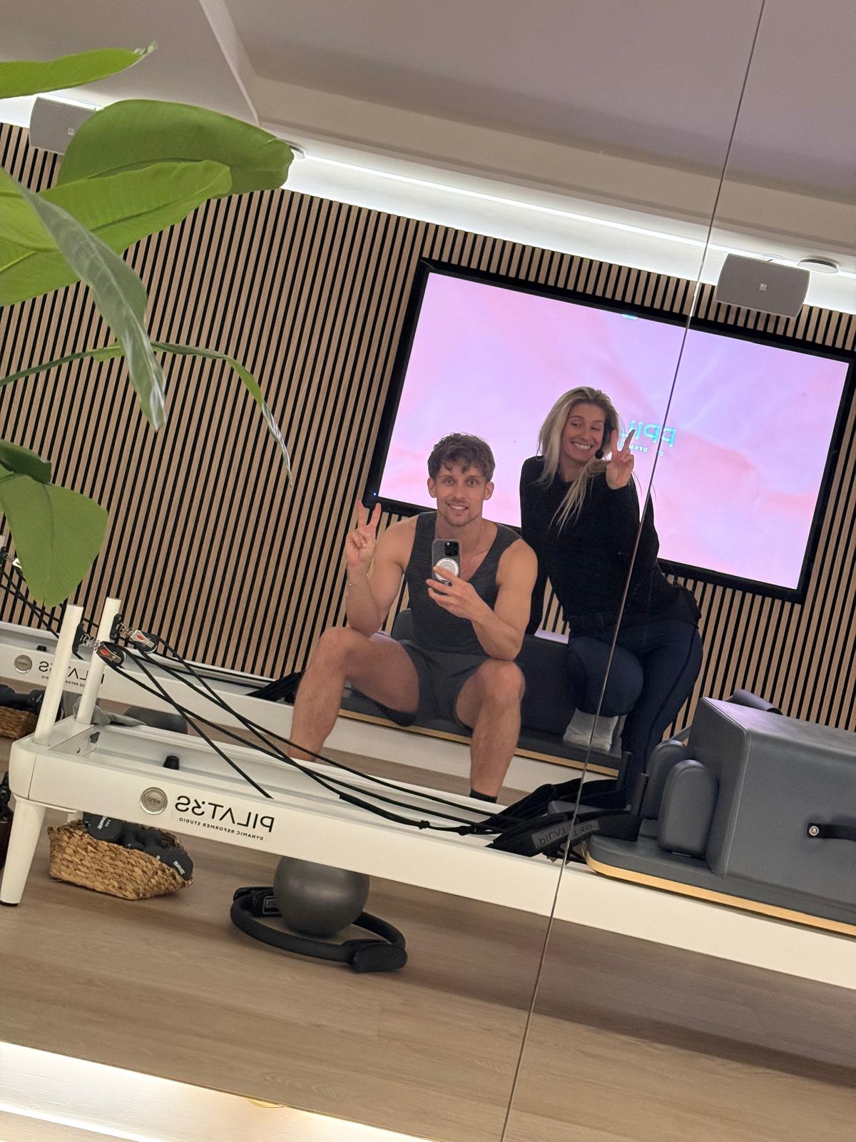 Eigenaar Sander Bos in de nieuwe PILAT3S-studio, met een reformer op de voorgrond