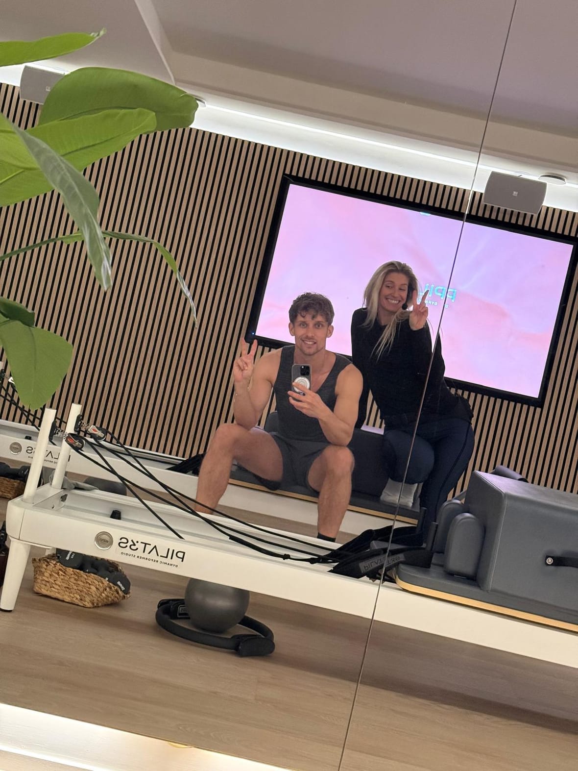 Eigenaar Sander Bos in de nieuwe PILAT3S-studio, met een reformer op de voorgrond