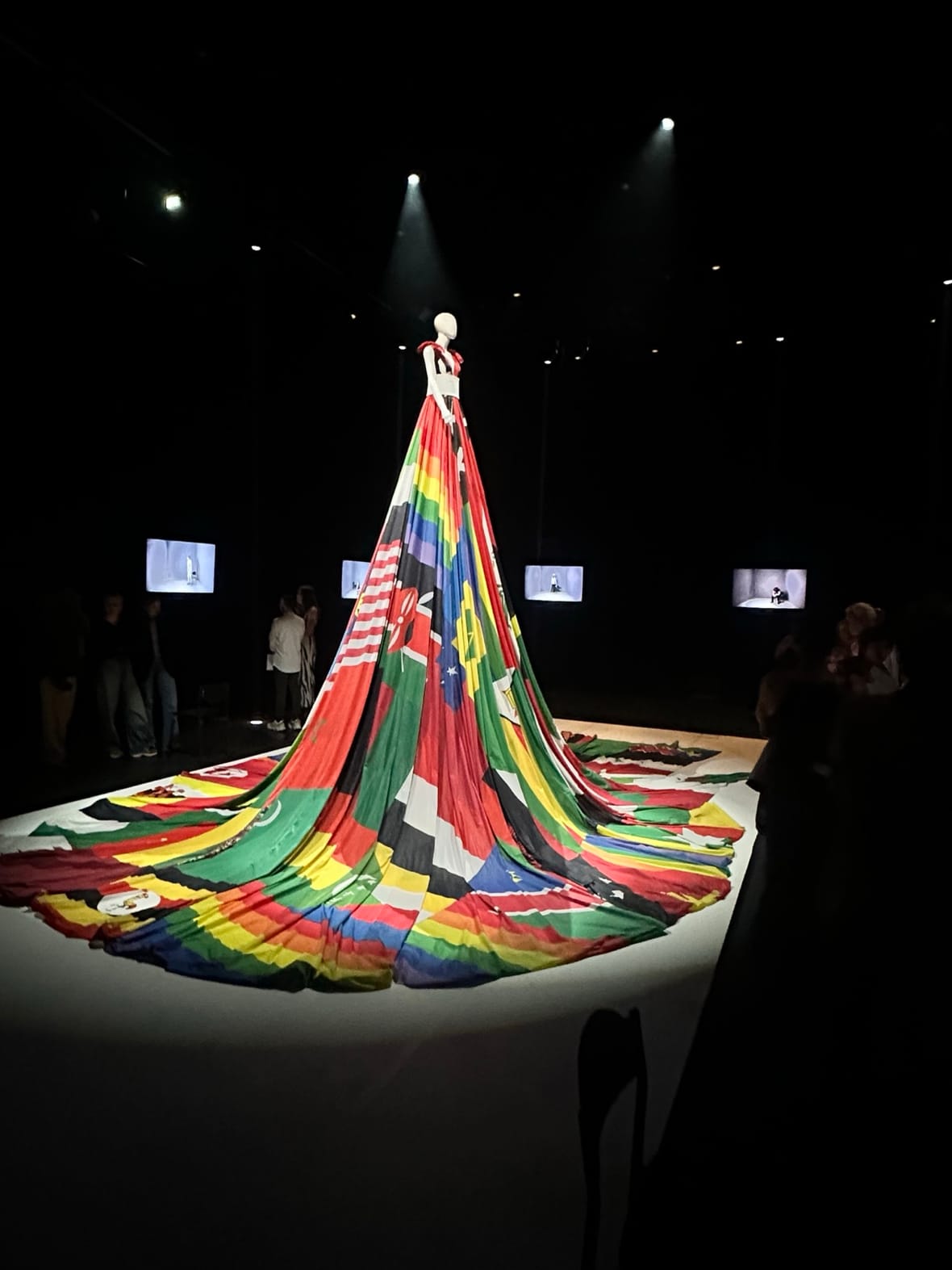 De Amsterdam Rainbow Dress, uitgelicht te midden van de installatie Unfolded Voices