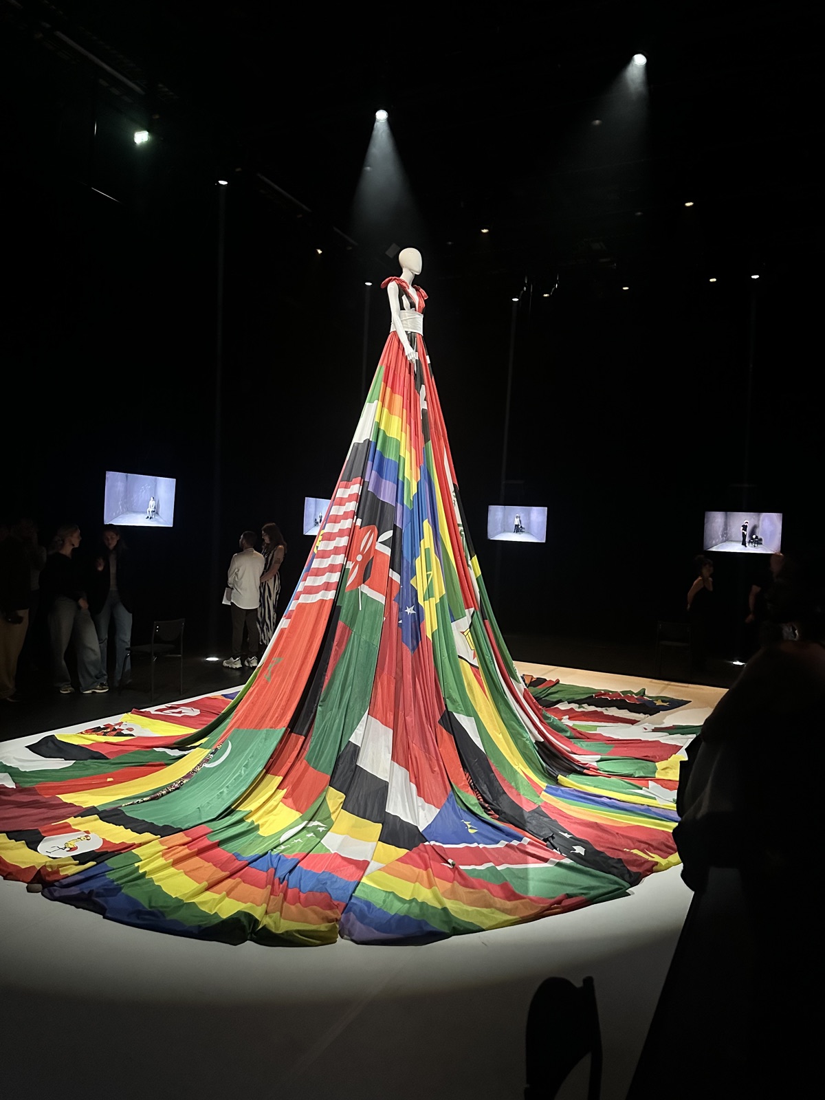 Bezoekers bij de Amsterdam Rainbow Dress tijdens de opening van Unfolded Voices