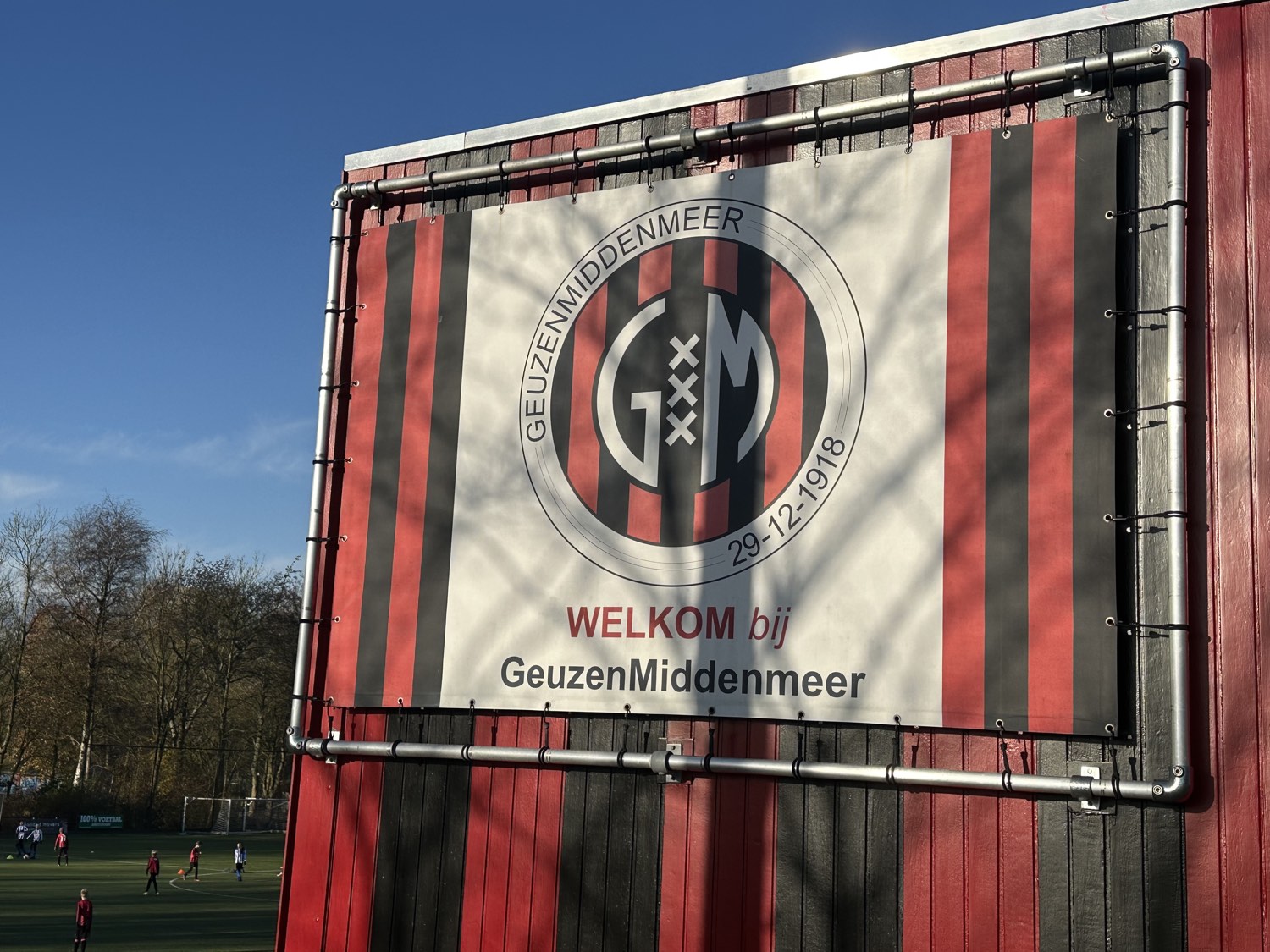 Clubgebouw van GeuzenMiddenmeer, met het logo en de tekst ‘Welkom bij GeuzenMiddenmeer’