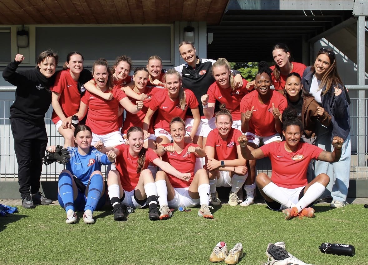 Speelsters van Real Sranang juichen na afloop van een wedstrijd