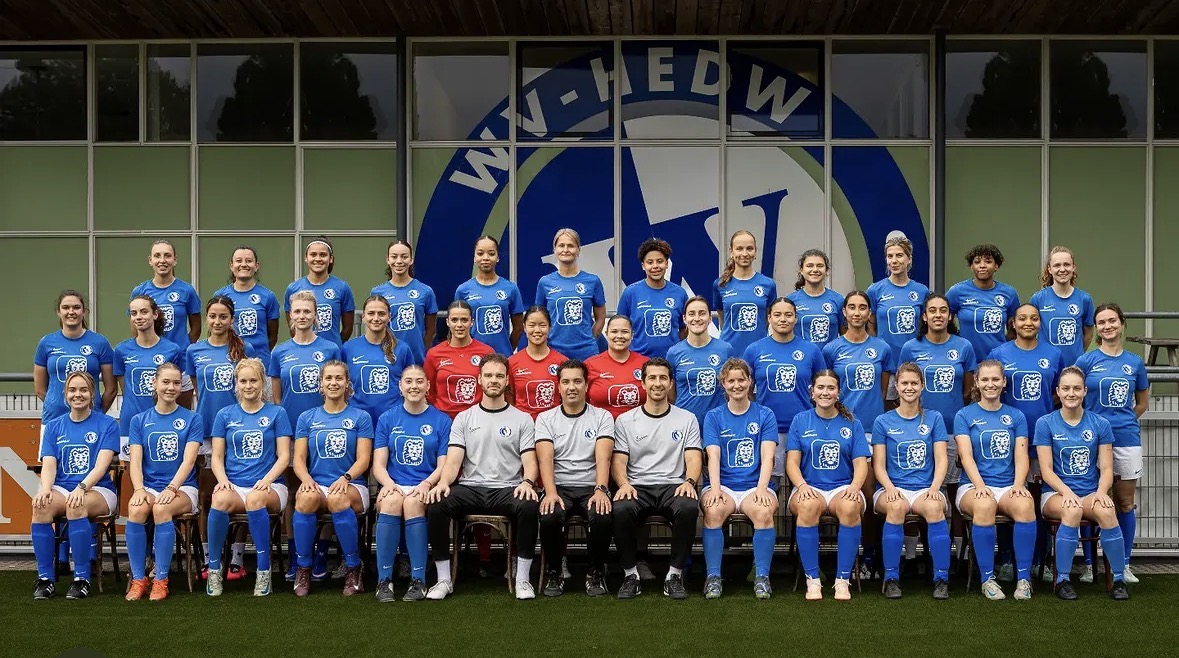 Het eerste vrouwenteam van WV-HEDW op de teamfoto