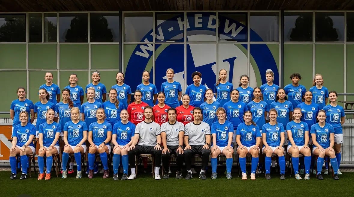 Het eerste vrouwenteam van WV-HEDW op de teamfoto