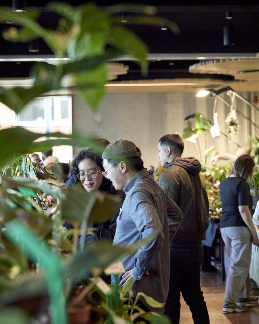 Twee bezoekers bekijken planten tussen het groen op de YouPlant Market